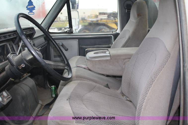 image for item A2337 1989 Ford F700 flatbed truck