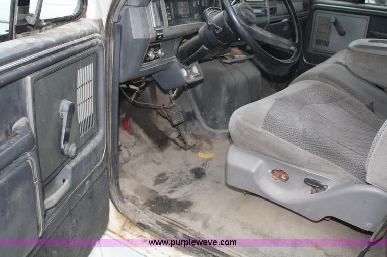 image for item A2337 1989 Ford F700 flatbed truck