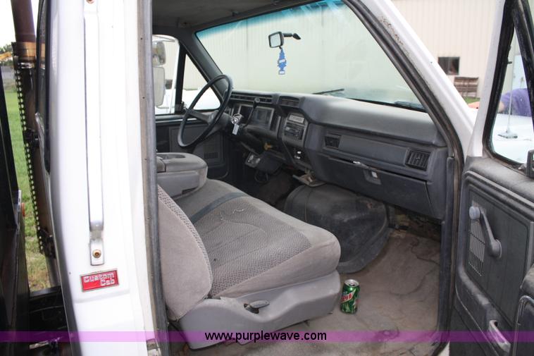 image for item A2337 1989 Ford F700 flatbed truck