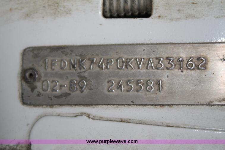 image for item A2337 1989 Ford F700 flatbed truck