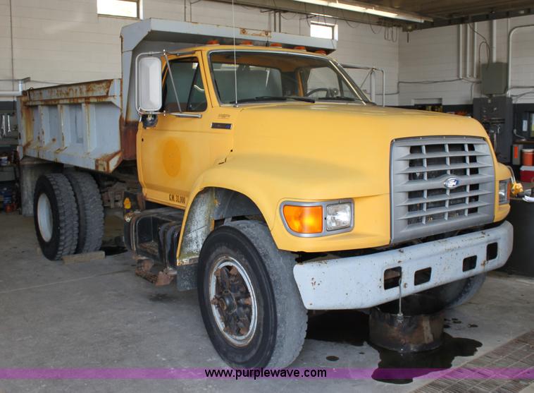 image for item A2832 1995 Ford F800 dump truck