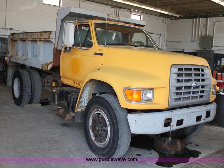 image for item A2832 1995 Ford F800 dump truck