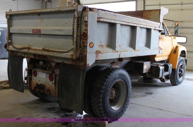 image for item A2832 1995 Ford F800 dump truck