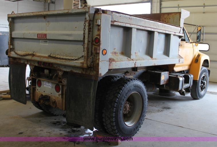 image for item A2832 1995 Ford F800 dump truck