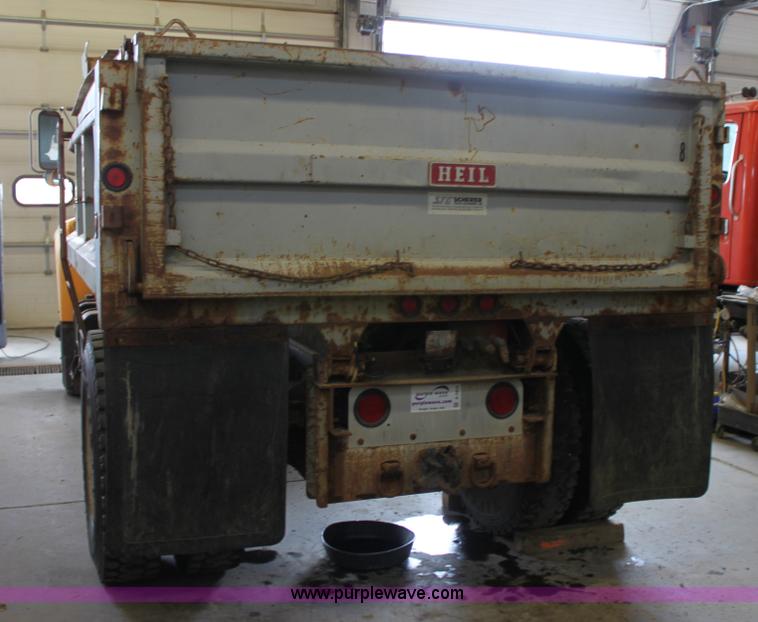 image for item A2832 1995 Ford F800 dump truck