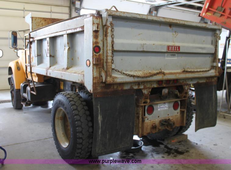 image for item A2832 1995 Ford F800 dump truck