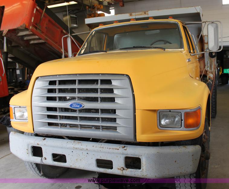 image for item A2832 1995 Ford F800 dump truck