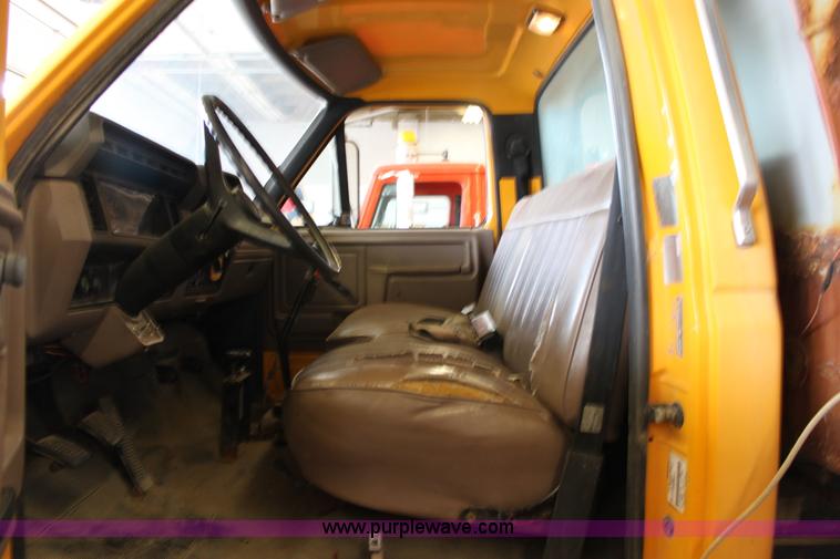 image for item A2832 1995 Ford F800 dump truck