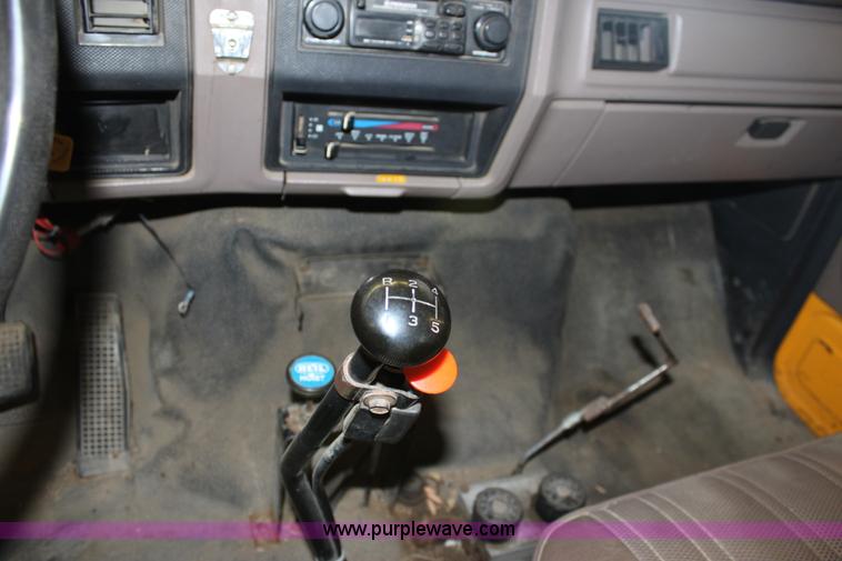 image for item A2832 1995 Ford F800 dump truck