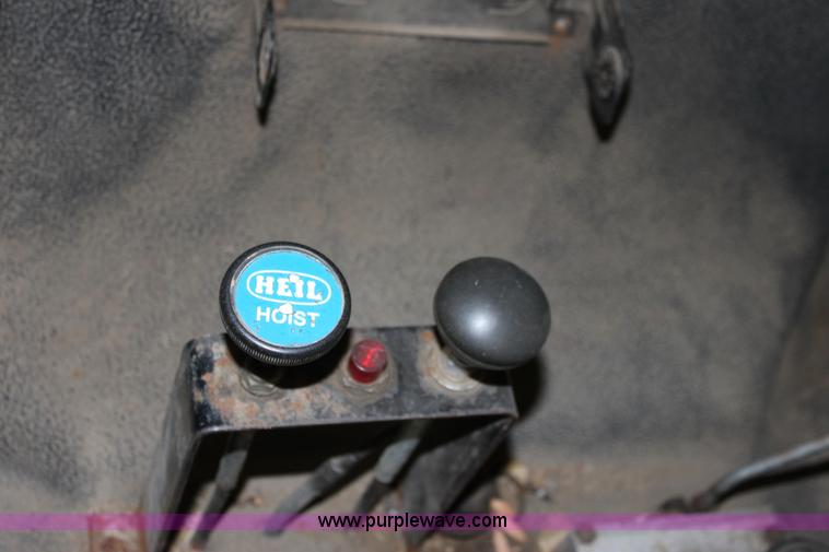 image for item A2832 1995 Ford F800 dump truck