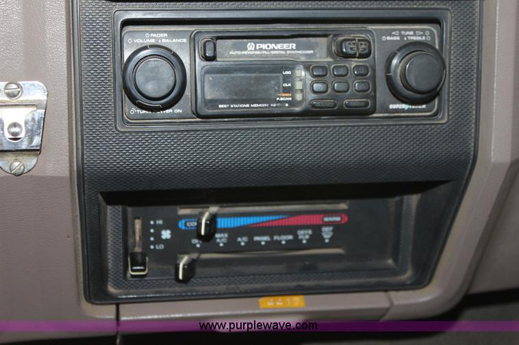 image for item A2832 1995 Ford F800 dump truck