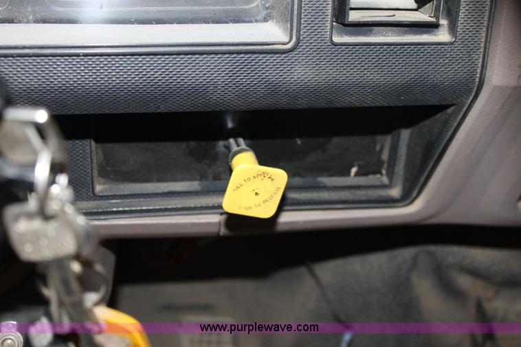 image for item A2832 1995 Ford F800 dump truck