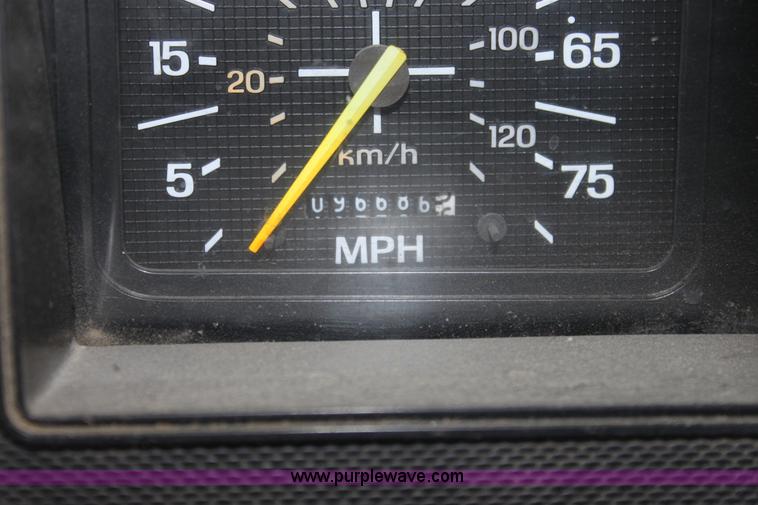 image for item A2832 1995 Ford F800 dump truck