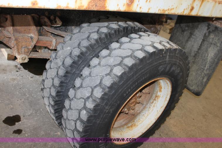 image for item A2832 1995 Ford F800 dump truck