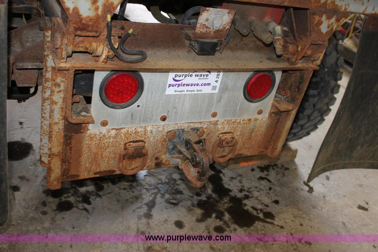 image for item A2832 1995 Ford F800 dump truck