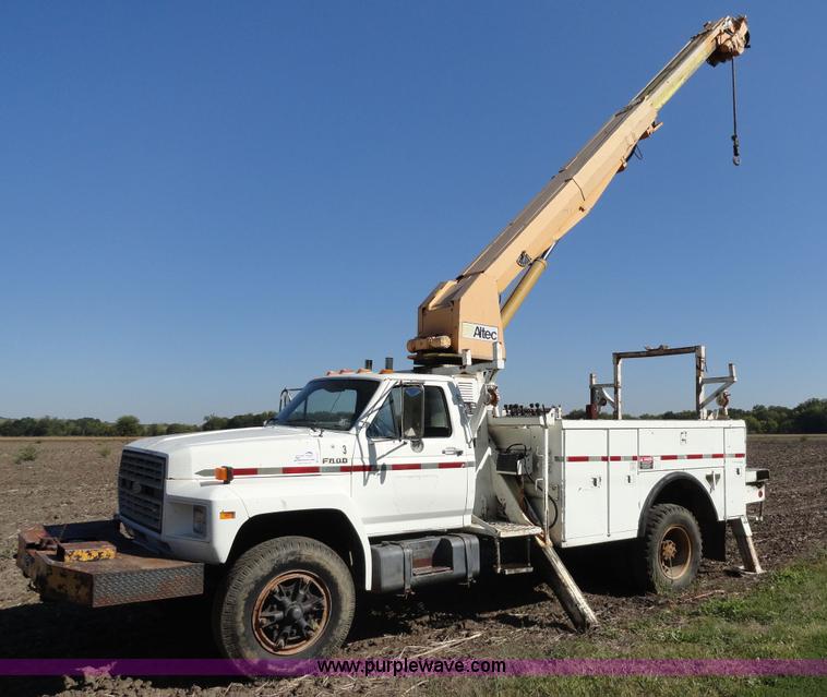 image for item A3107 1987 Ford F800 digger truck