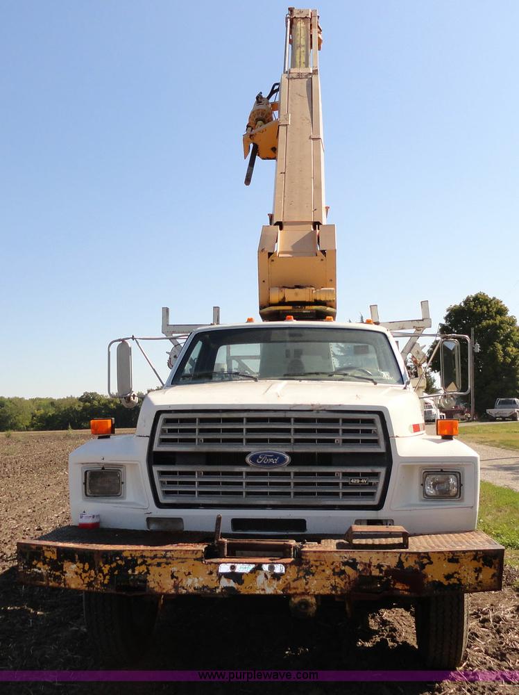 image for item A3107 1987 Ford F800 digger truck