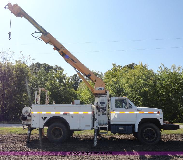 image for item A3107 1987 Ford F800 digger truck