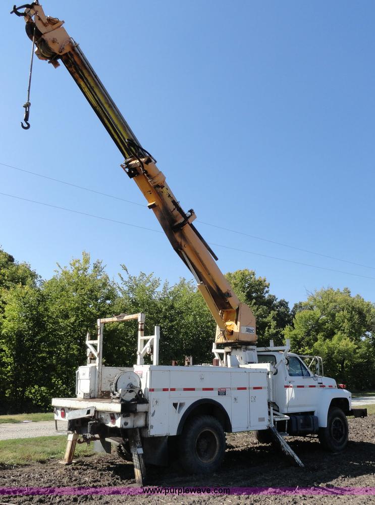 image for item A3107 1987 Ford F800 digger truck