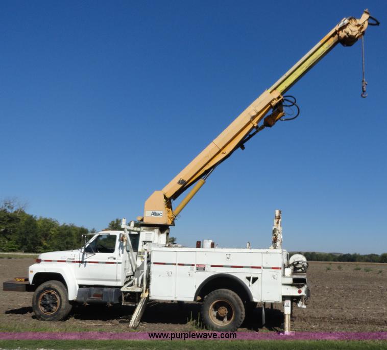 image for item A3107 1987 Ford F800 digger truck