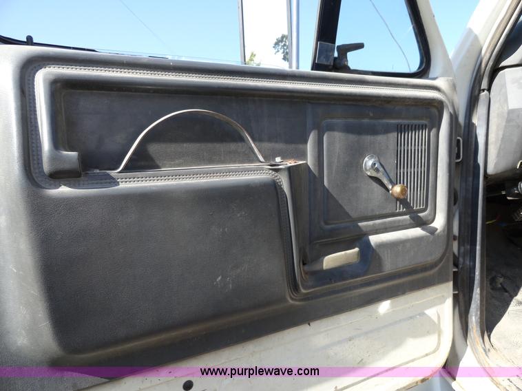 image for item A3107 1987 Ford F800 digger truck