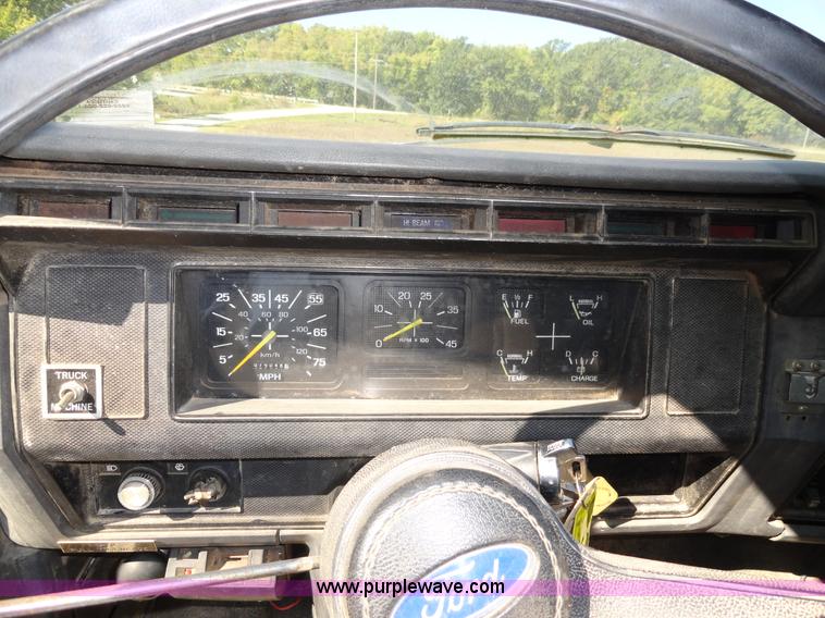 image for item A3107 1987 Ford F800 digger truck