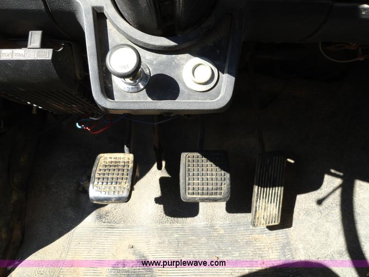 image for item A3107 1987 Ford F800 digger truck