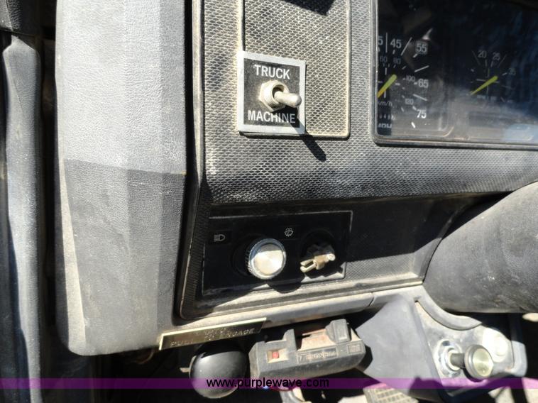 image for item A3107 1987 Ford F800 digger truck