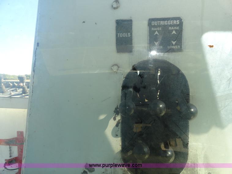 image for item A3107 1987 Ford F800 digger truck