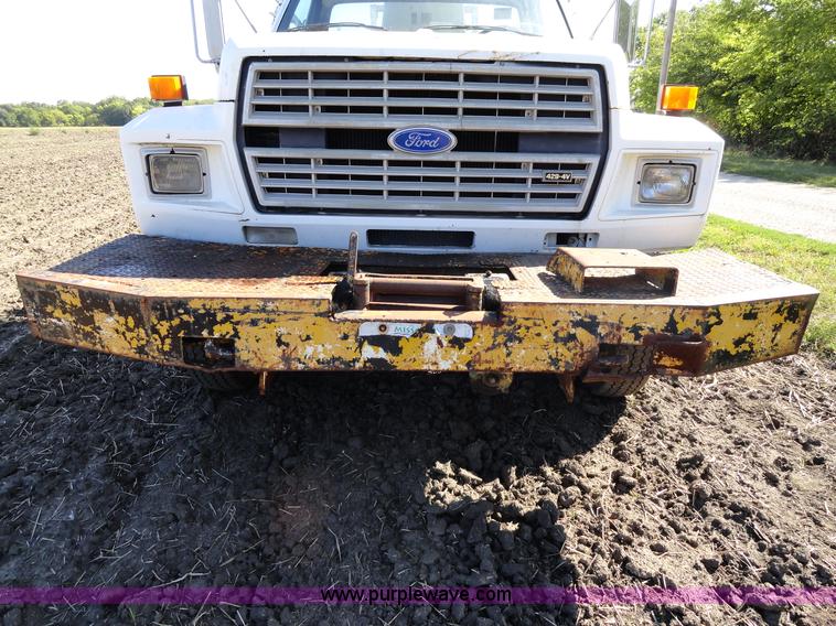 image for item A3107 1987 Ford F800 digger truck