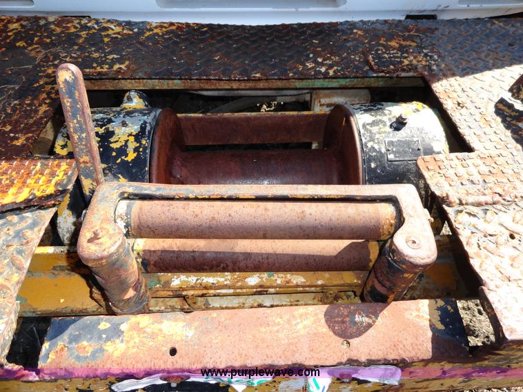 image for item A3107 1987 Ford F800 digger truck