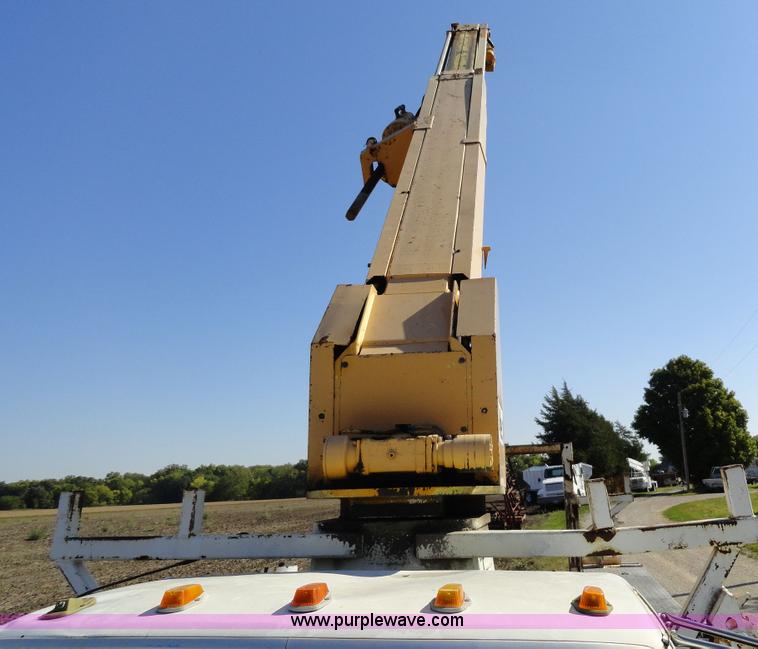 image for item A3107 1987 Ford F800 digger truck