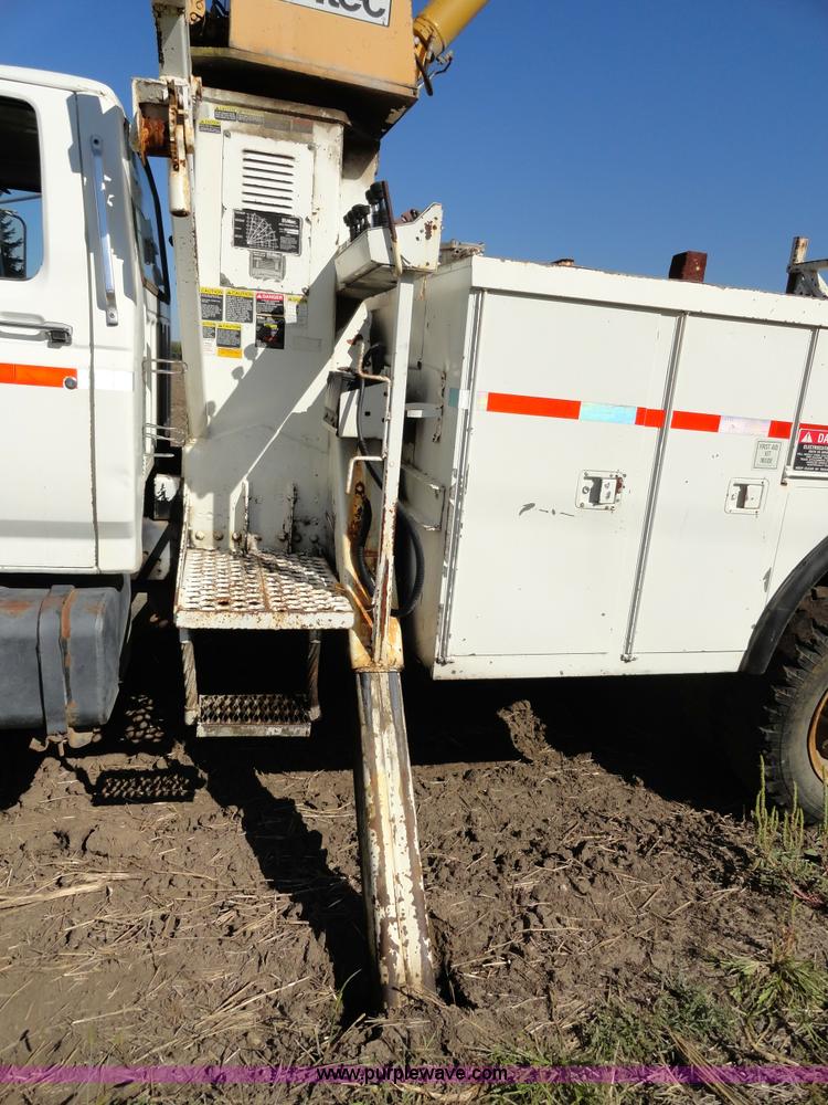 image for item A3107 1987 Ford F800 digger truck