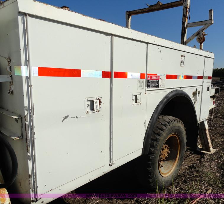 image for item A3107 1987 Ford F800 digger truck