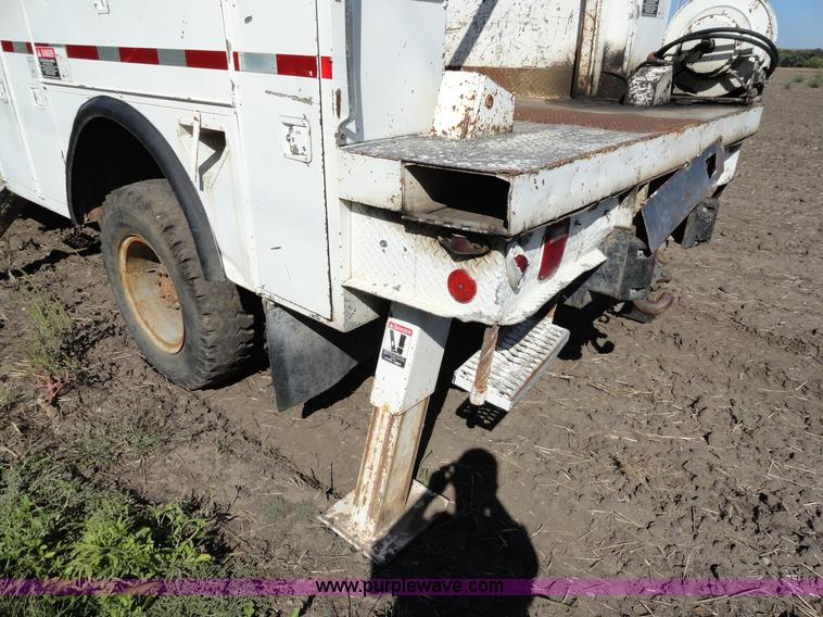 image for item A3107 1987 Ford F800 digger truck