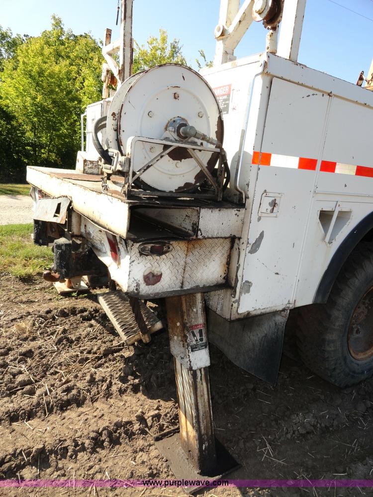 image for item A3107 1987 Ford F800 digger truck