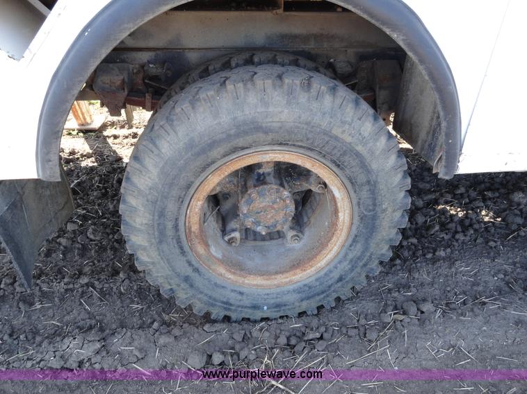 image for item A3107 1987 Ford F800 digger truck