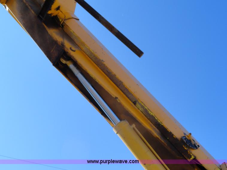 image for item A3107 1987 Ford F800 digger truck