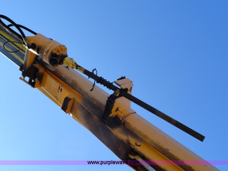 image for item A3107 1987 Ford F800 digger truck