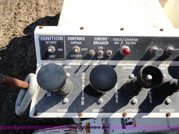 image for item A3107 1987 Ford F800 digger truck