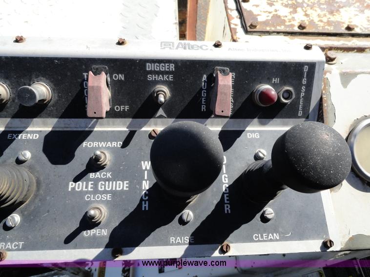 image for item A3107 1987 Ford F800 digger truck