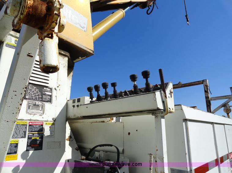 image for item A3107 1987 Ford F800 digger truck