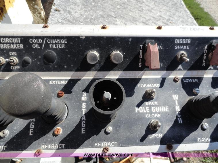 image for item A3107 1987 Ford F800 digger truck