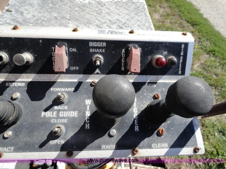 image for item A3107 1987 Ford F800 digger truck