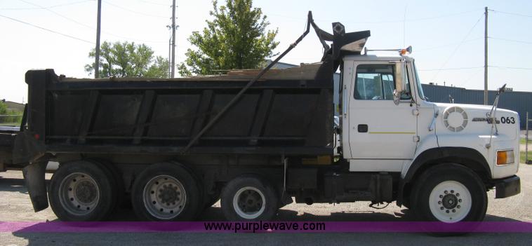 image for item A4345 1992 Ford Aeromax L9000 dump truck
