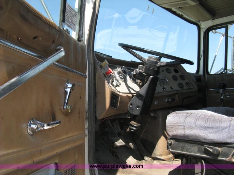 image for item A4345 1992 Ford Aeromax L9000 dump truck