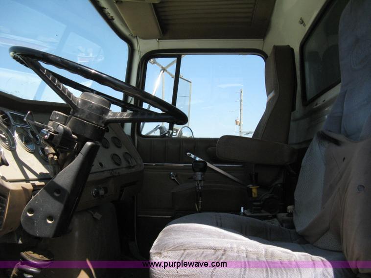image for item A4345 1992 Ford Aeromax L9000 dump truck