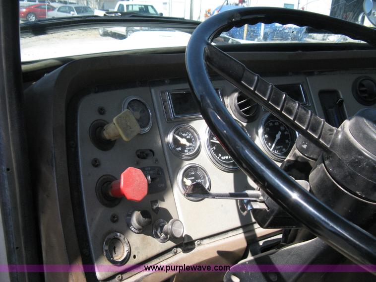 image for item A4345 1992 Ford Aeromax L9000 dump truck