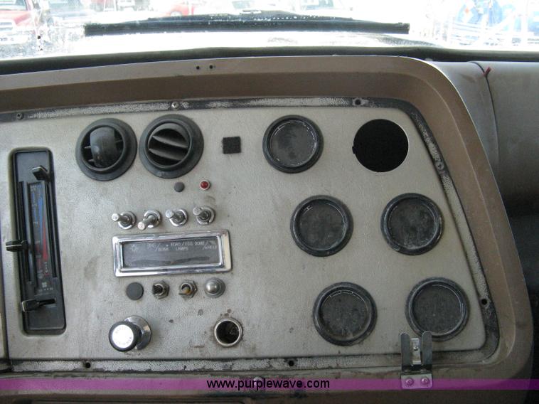 image for item A4345 1992 Ford Aeromax L9000 dump truck