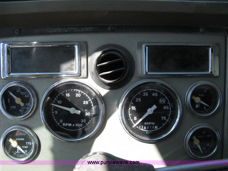 image for item A4345 1992 Ford Aeromax L9000 dump truck